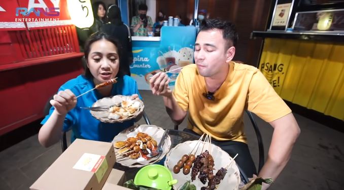 10 Momen Nagita & Raffi borong jajanan, pindahin angkringan ke rumah