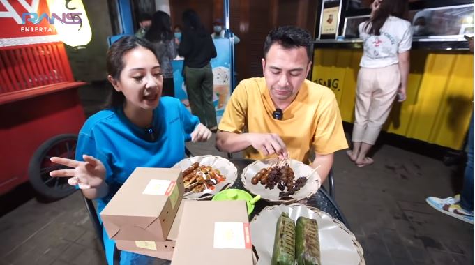 10 Momen Nagita & Raffi borong jajanan, pindahin angkringan ke rumah