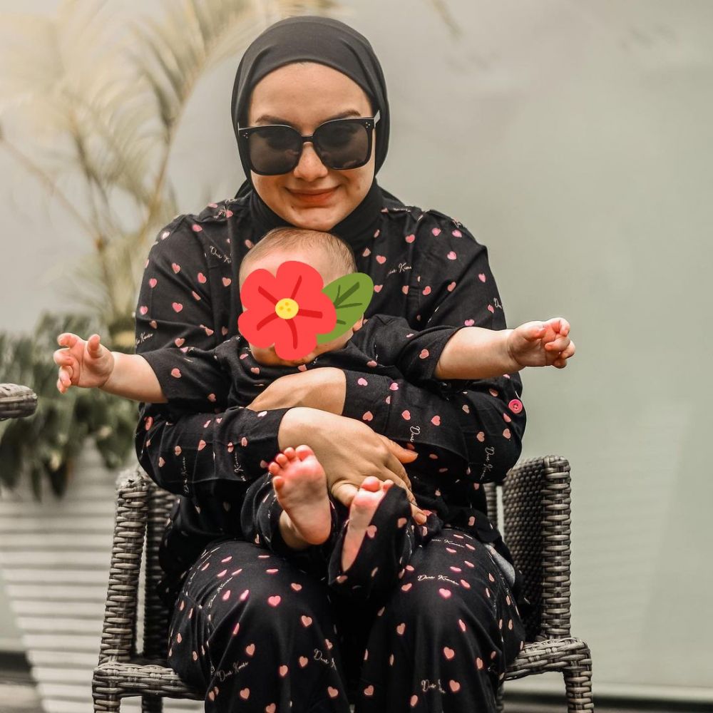 Beda gaya outfit 8 seleb cantik blasteran saat momong anak