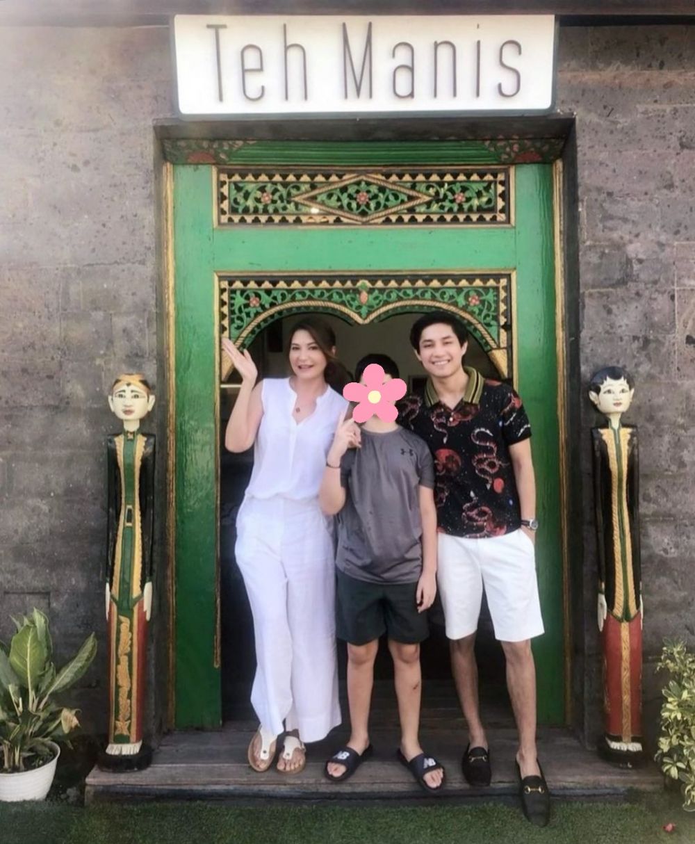 Beda gaya outfit 8 seleb cantik blasteran saat momong anak