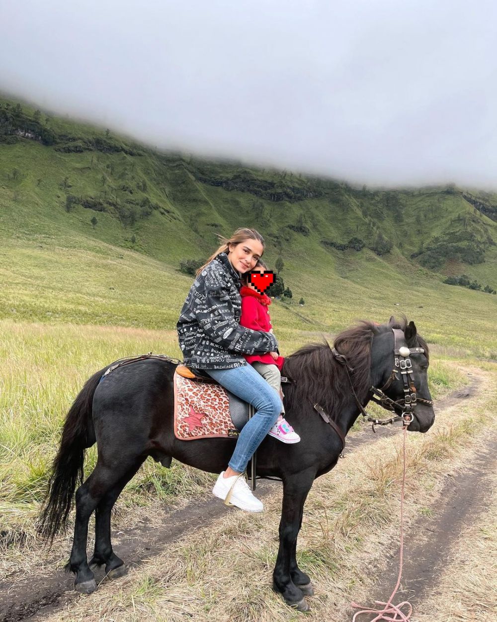 Beda gaya outfit 8 seleb cantik blasteran saat momong anak