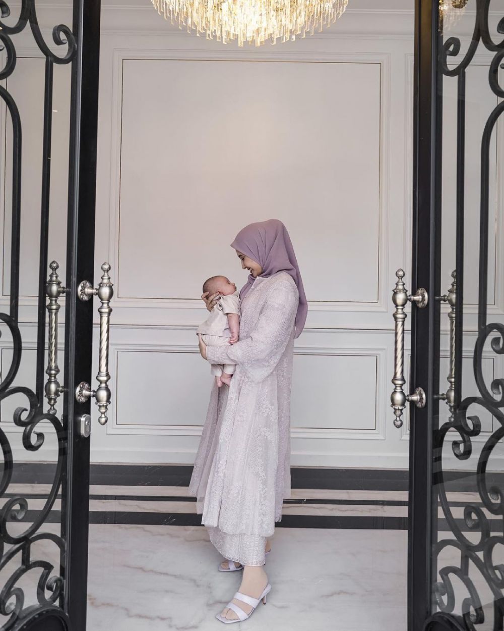 Beda gaya outfit 8 seleb cantik blasteran saat momong anak