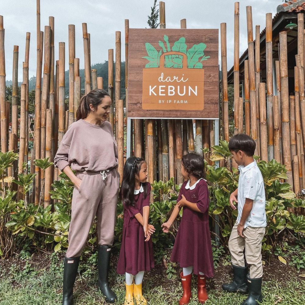 Beda gaya outfit 8 seleb cantik blasteran saat momong anak