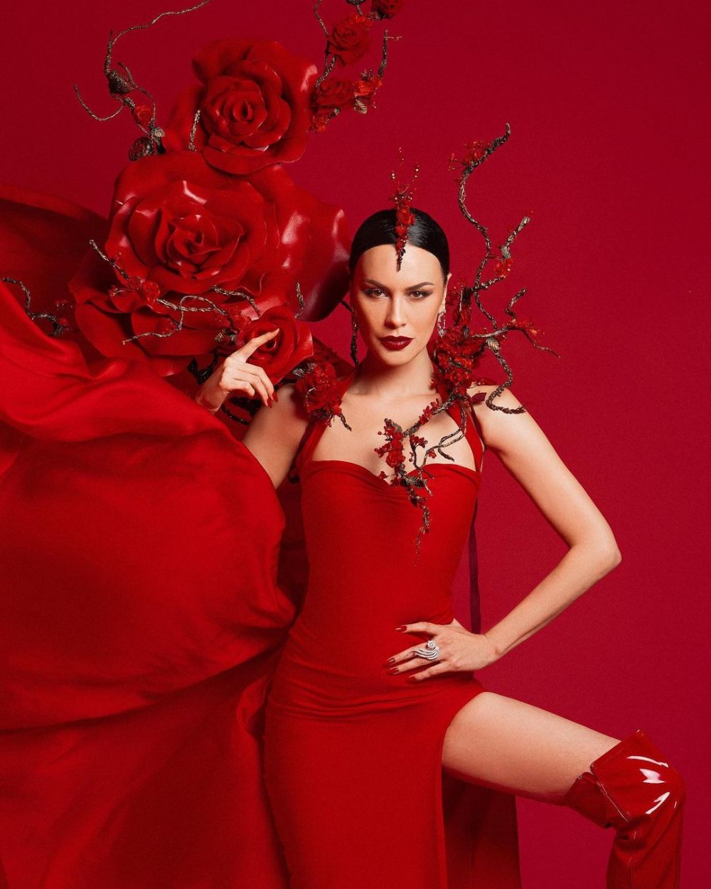 Gaya pemotretan Sophia Latjuba bertema Queen of Roses, menawan