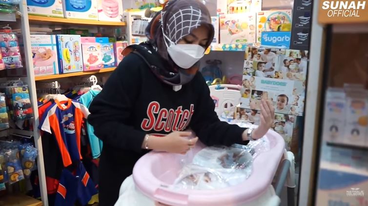 8 Momen Nathalie Holscher ngidam, minta martabak sampai mobil mewah