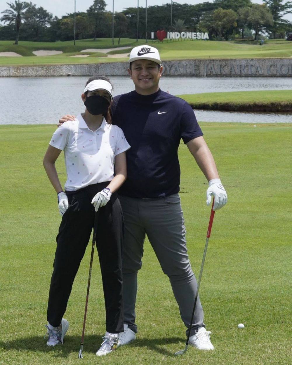 Potret 8 pasangan seleb main golf, jadi ajang quality time romantis