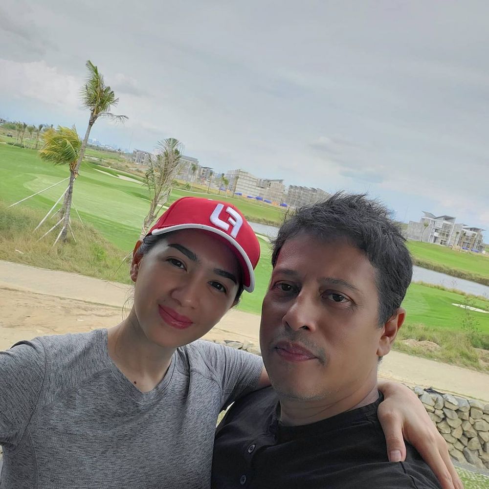 Potret 8 pasangan seleb main golf, jadi ajang quality time romantis