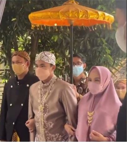 7 Momen pernikahan Fathur mantan ketua BEM UGM, penuh haru