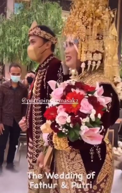 7 Momen pernikahan Fathur mantan ketua BEM UGM, penuh haru