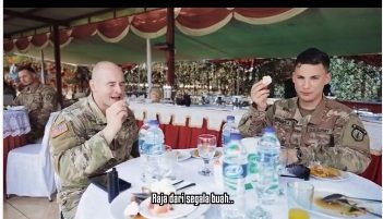 TNI beri rendang dan durian pada tentara AS, ekspresinya tak terduga