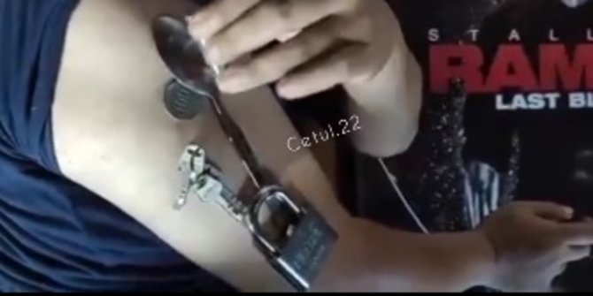 Viral video pria tempel besi di lengan, faktanya bikin geregetan