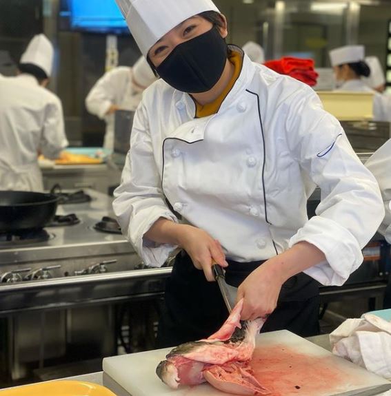 8 Potret Cynthia adik Leony 'Trio Kwek Kwek', jadi chef di Jepang