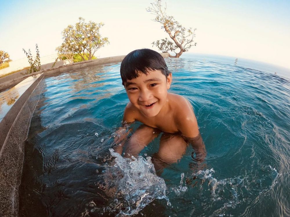 10 Gaya Rafathar berfoto sambil menyelam, operasikan kamera sendiri