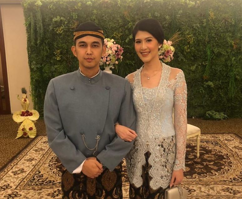 Gaya 8 vokalis band kondangan bareng bareng istri, sweet abis