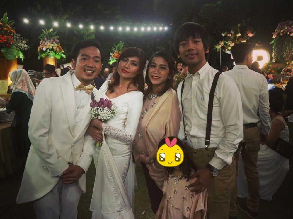 Gaya 8 vokalis band kondangan bareng bareng istri, sweet abis