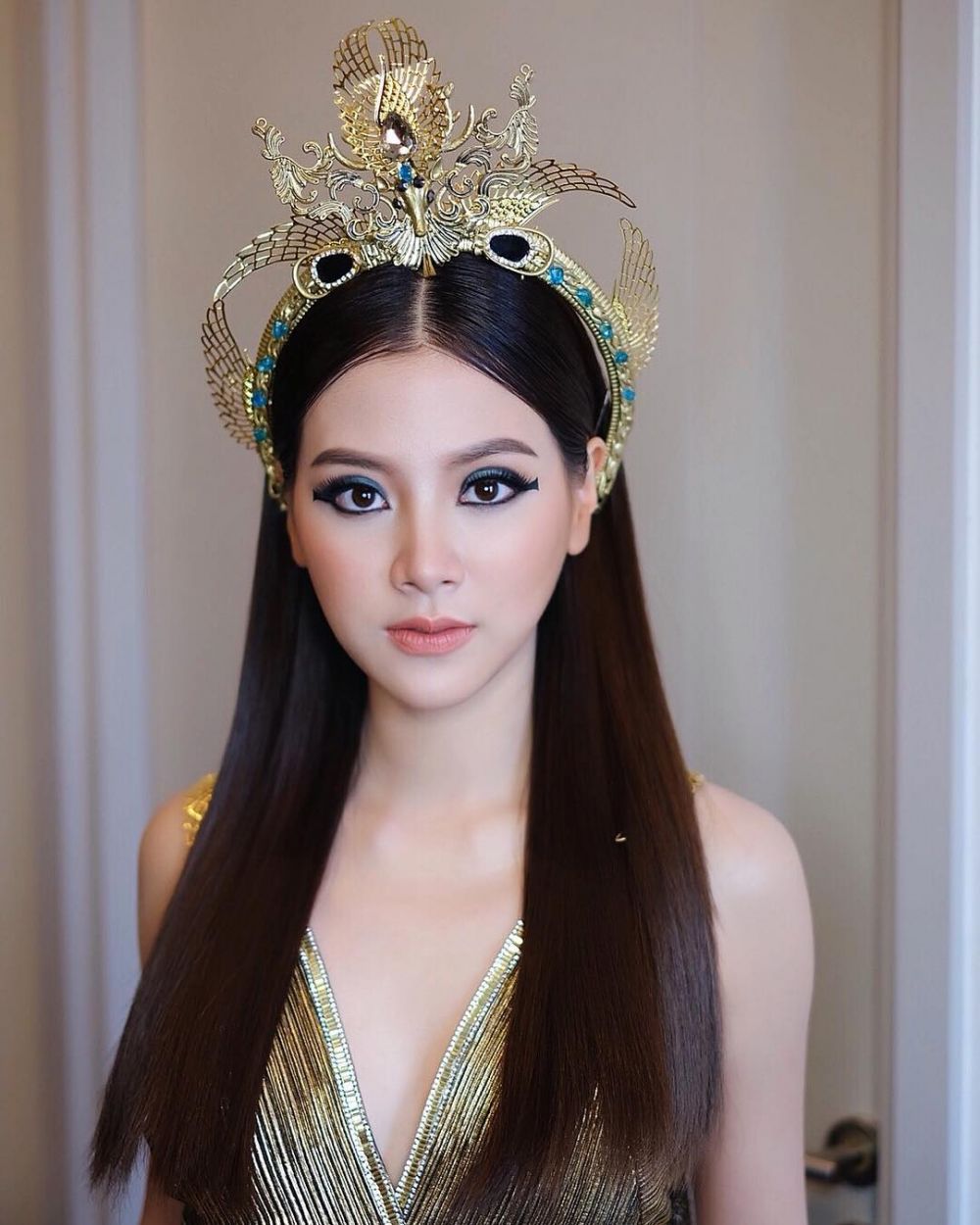 10 Potret Nam 'Crazy Little Thing Called Love' bermakeup tebal