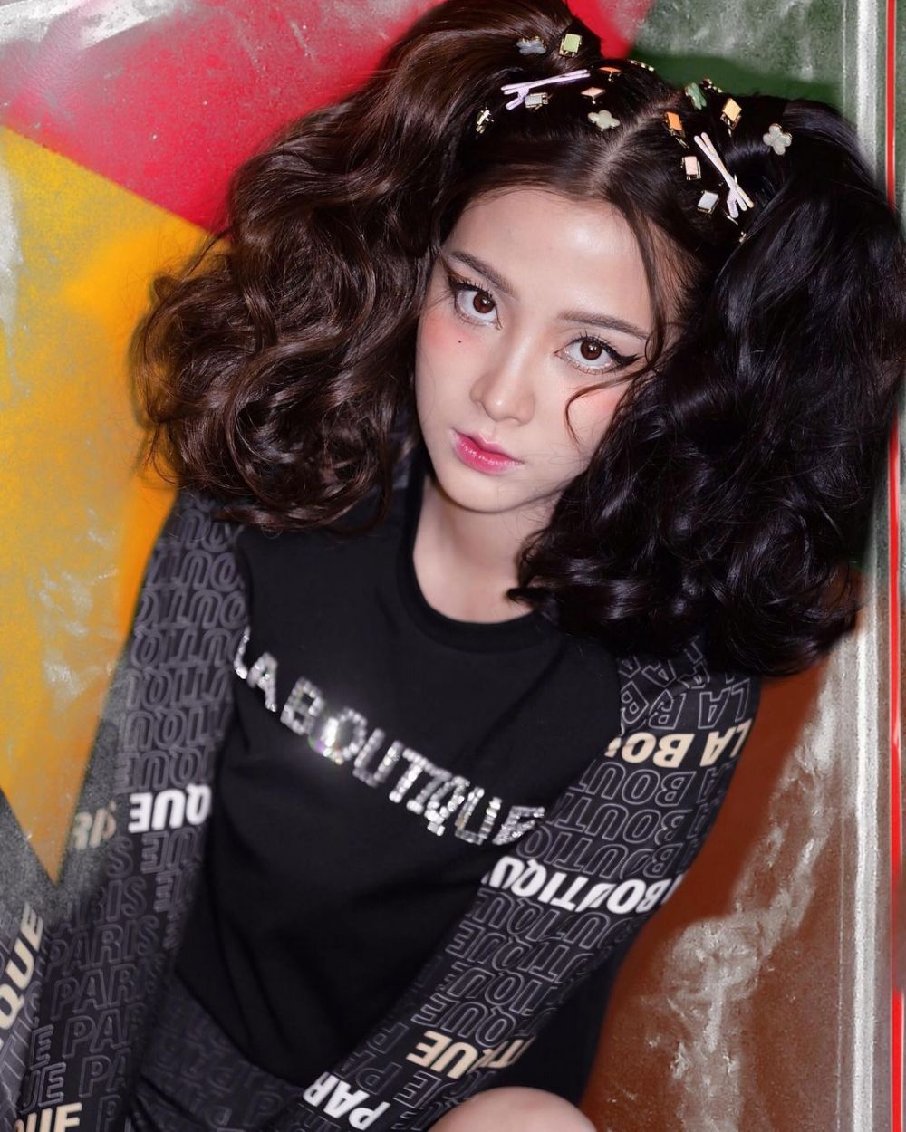 10 Potret Nam 'Crazy Little Thing Called Love' bermakeup tebal