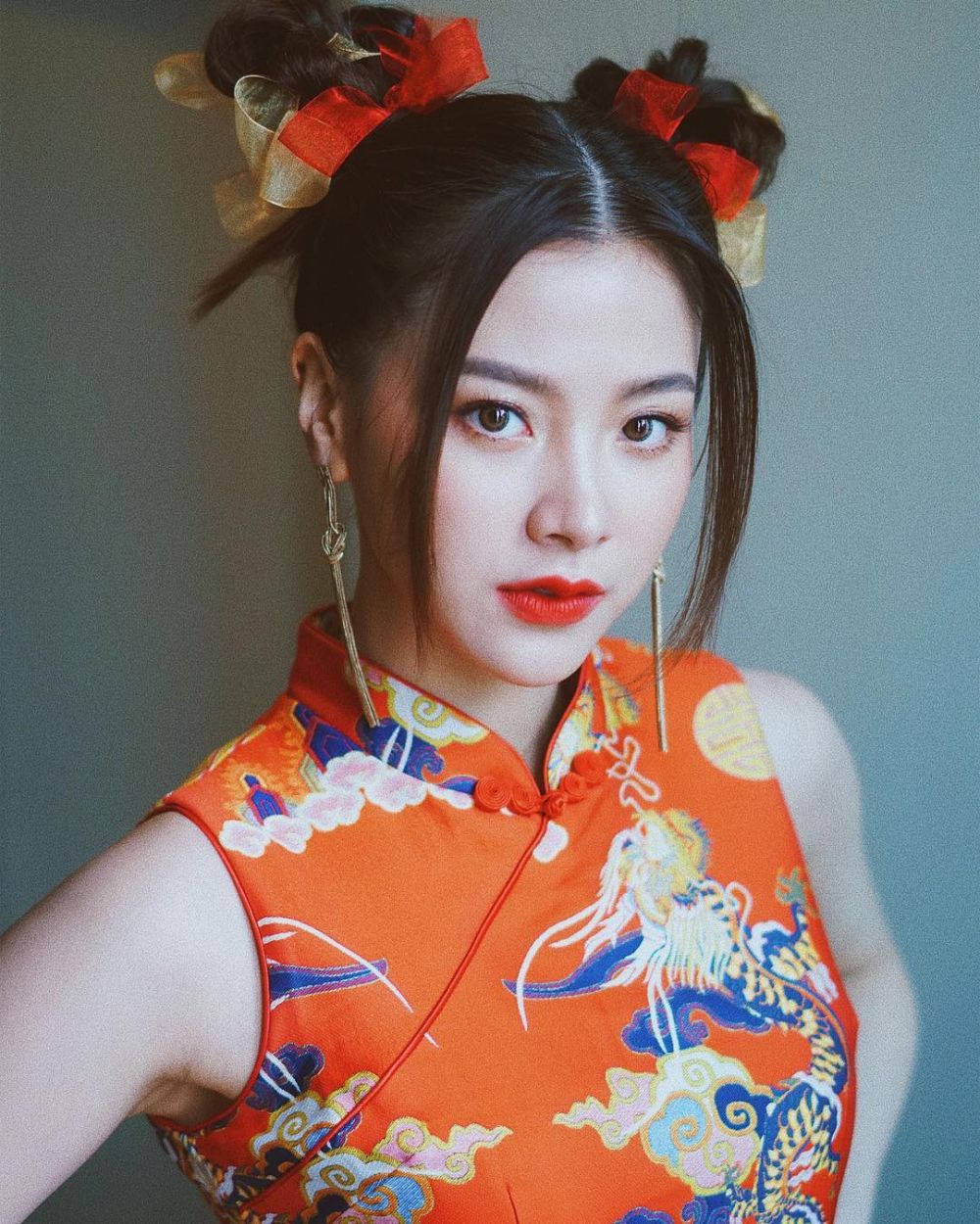 10 Potret Nam 'Crazy Little Thing Called Love' bermakeup tebal