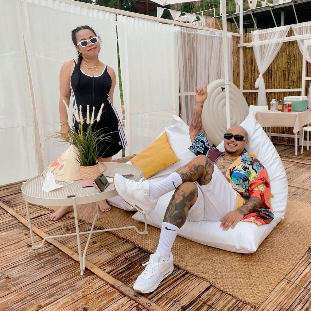 Ingat guru kocak di film Thailand First Love? Ini 10 potret terbarunya