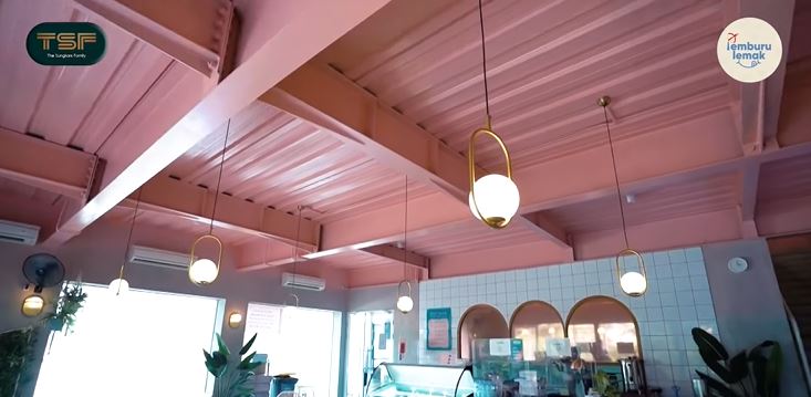 10 Potret restoran milik Dewi Sandra dan suami, bernuansa serba pink