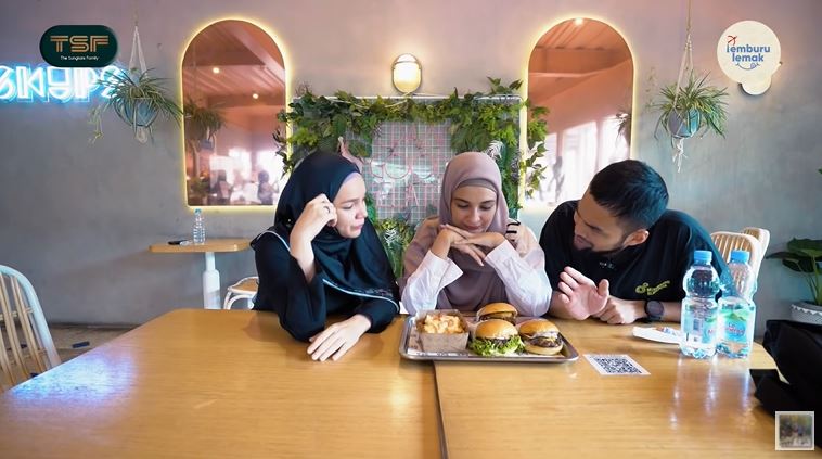 10 Potret restoran milik Dewi Sandra dan suami, bernuansa serba pink