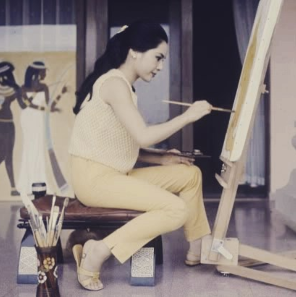 11 Gaya busana Ratna Sari Dewi istri Soekarno saat muda