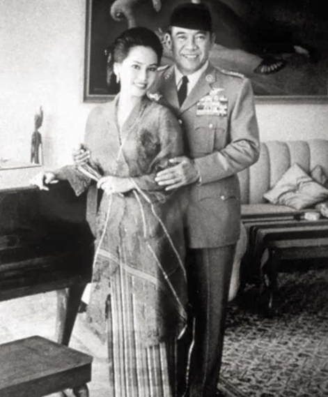 11 Gaya busana Ratna Sari Dewi istri Soekarno saat muda