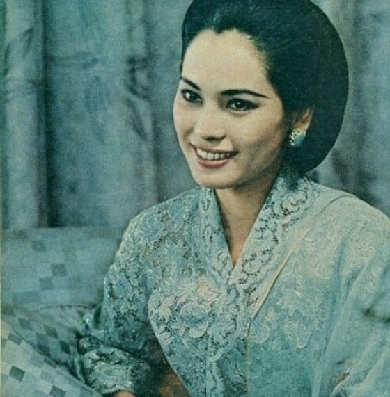 11 Gaya busana Ratna Sari Dewi istri Soekarno saat muda