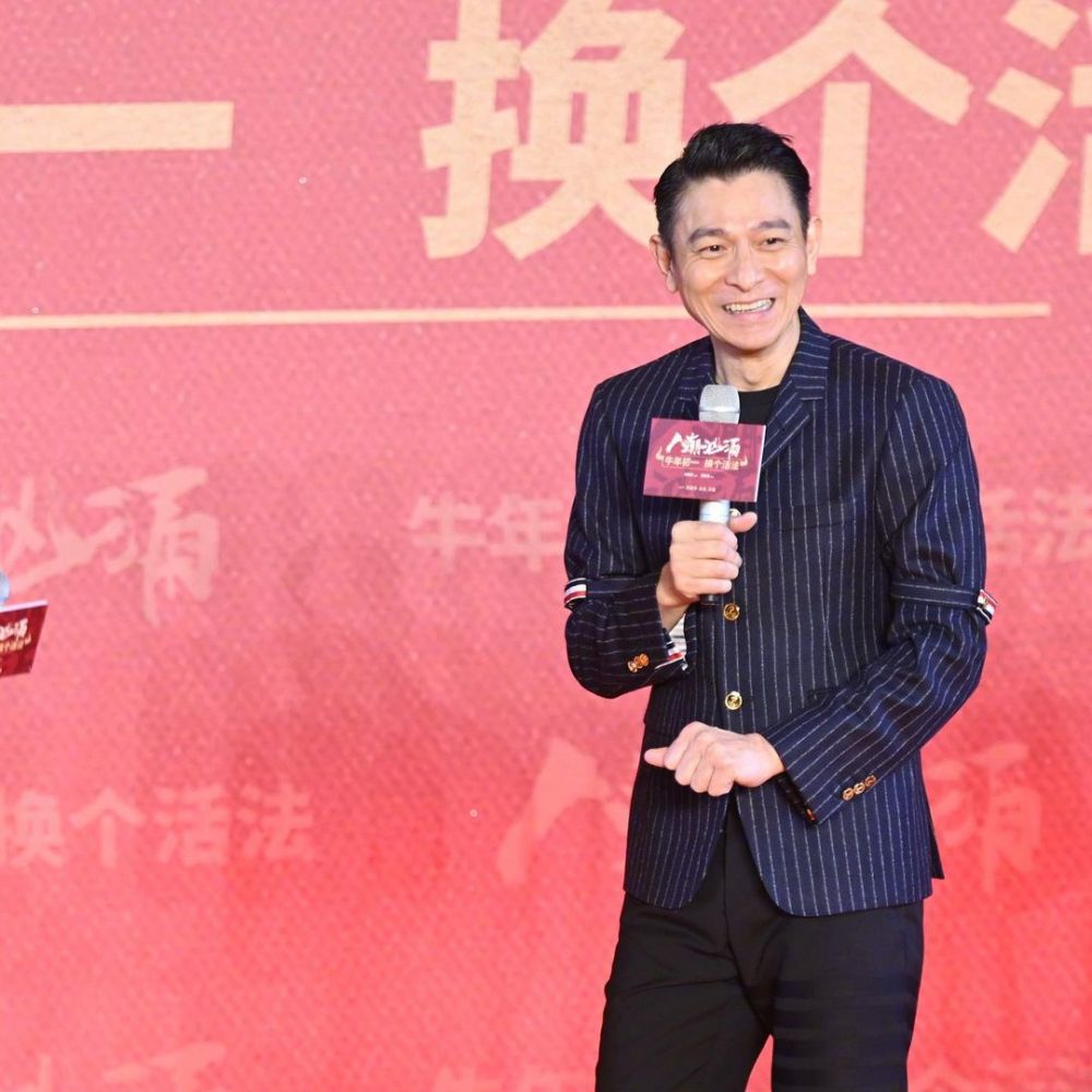 10 Beda gaya Jackie Chan & Andy Lau di keseharian, berkarisma banget