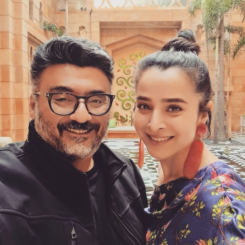 7 Potret pemain Kabhi Khushi Kabhie Gham bareng pasangan, bak pacaran