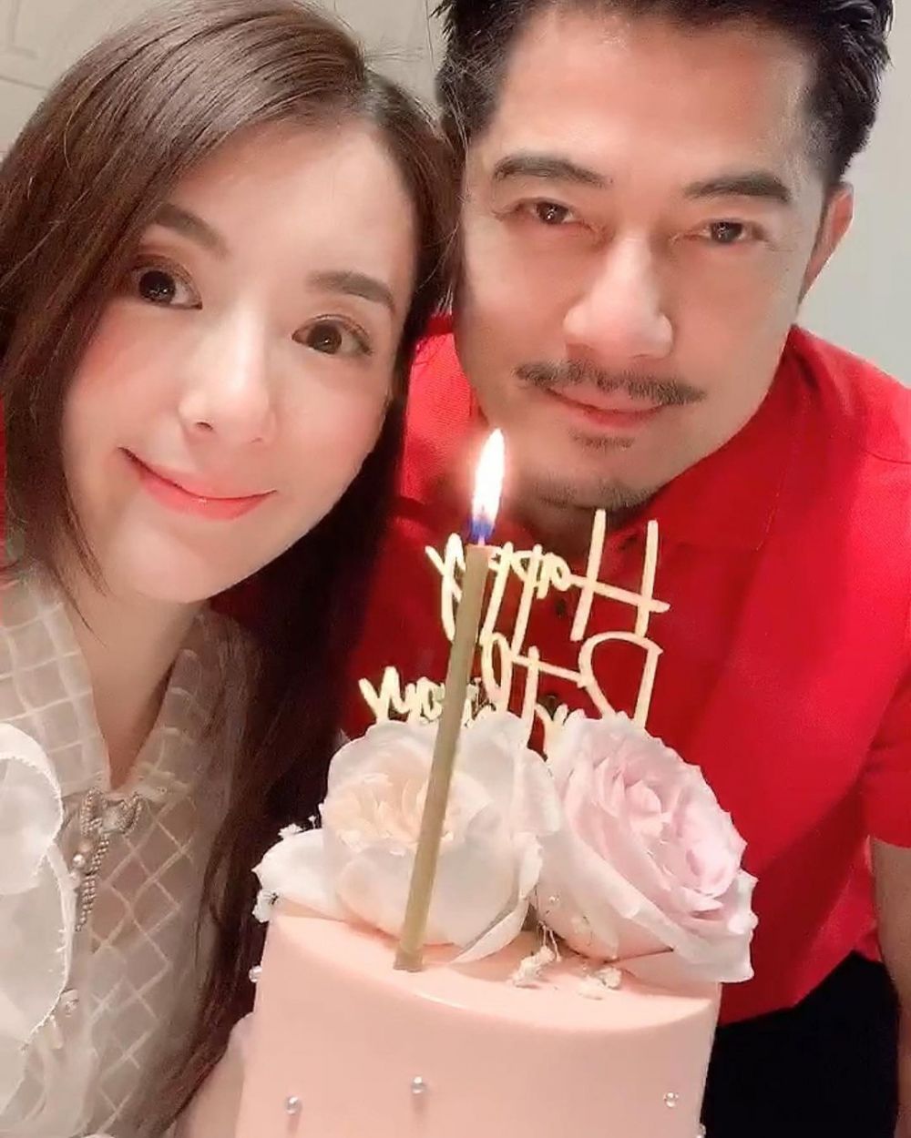 6 Potret mesra Aaron Kwok dan istri, terpaut usia 22 tahun