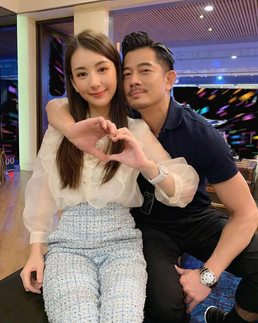 6 Potret mesra Aaron Kwok dan istri, terpaut usia 22 tahun