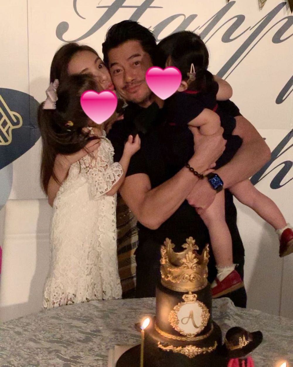 6 Potret mesra Aaron Kwok dan istri, terpaut usia 22 tahun