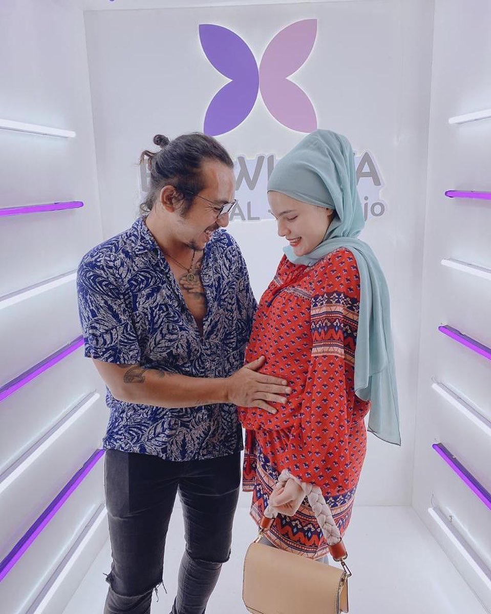 10 Gaya outfit Brina Shabyna saat hamil, tetap stylish dan kekinian