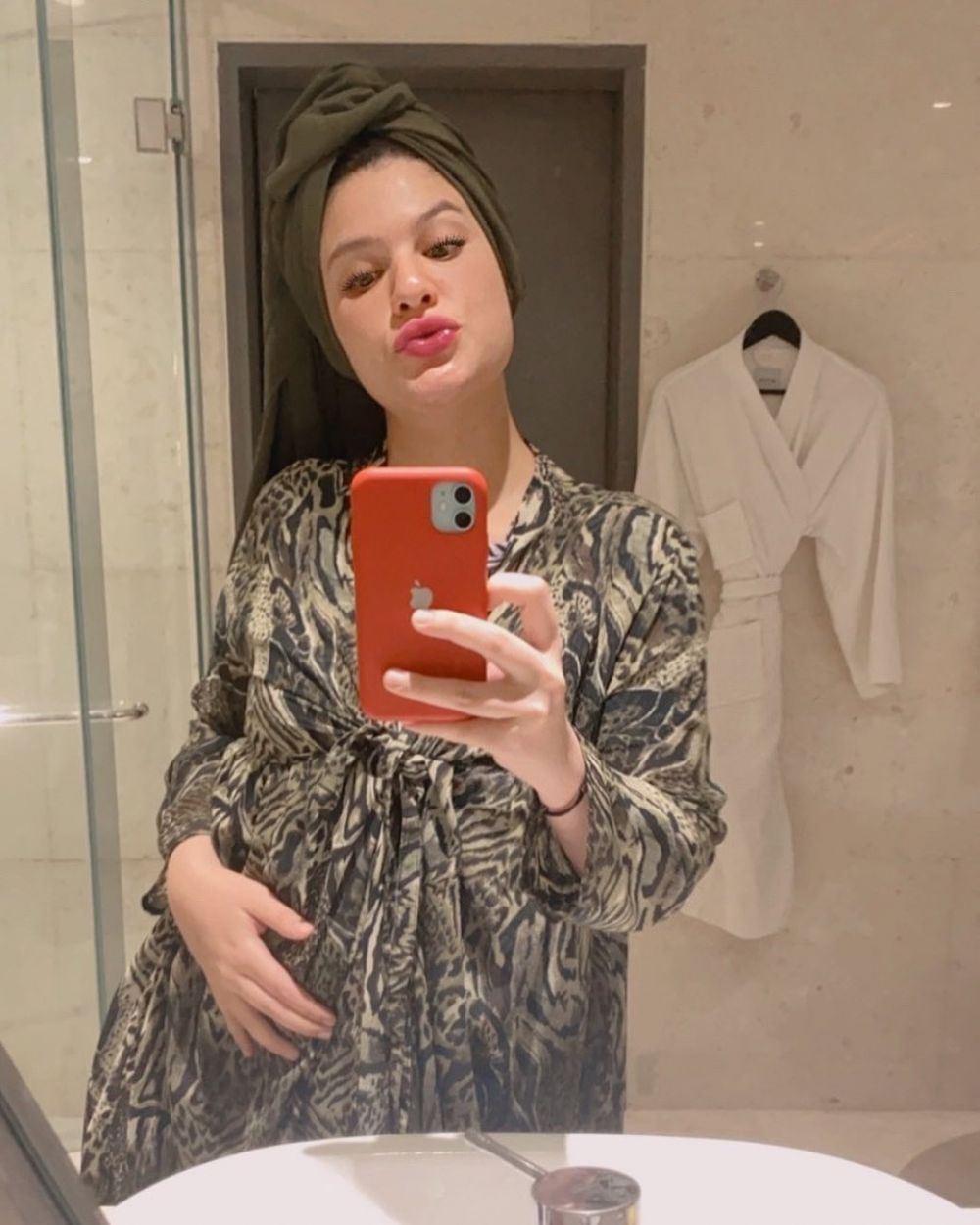 10 Gaya outfit Brina Shabyna saat hamil, tetap stylish dan kekinian