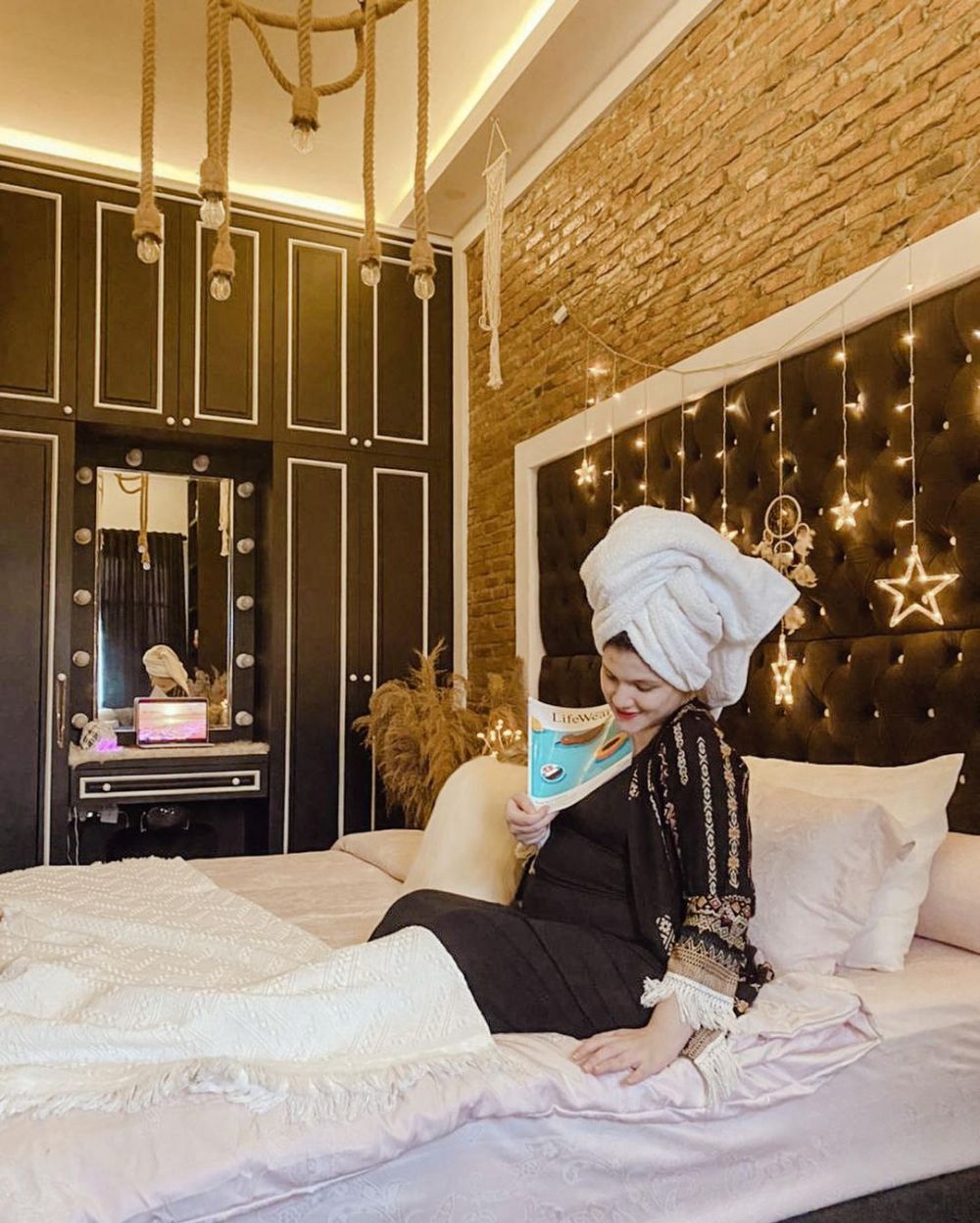 10 Gaya outfit Brina Shabyna saat hamil, tetap stylish dan kekinian