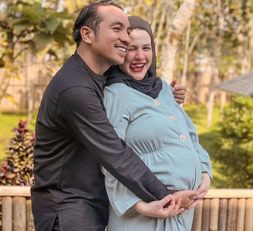 10 Gaya outfit Brina Shabyna saat hamil, tetap stylish dan kekinian