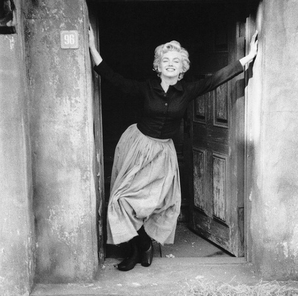Nostalgia 10 gaya busana Marilyn Monroe yang bisa jadi inspirasi 