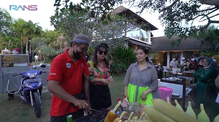 Ngidam jagung bakar, ini 10 momen Nagita panggil pedagang dari Lombok