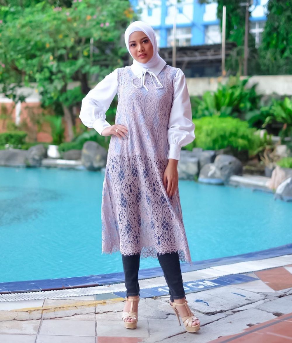 10 Gaya fashion Aurel Hermansyah dengan hijab, stylish dan elegan
