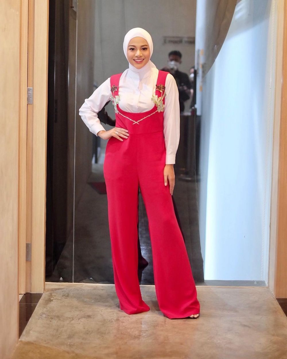 10 Gaya fashion Aurel Hermansyah dengan hijab, stylish dan elegan