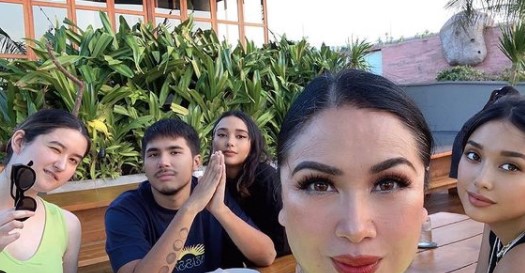 Rayakan usia 55 tahun, ini 9 momen liburan Titi DJ di Bali bareng anak