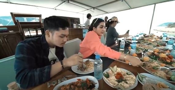 10 Potret liburan Anang dan Ashanty di Bodrum Turki, naik yacht mewah