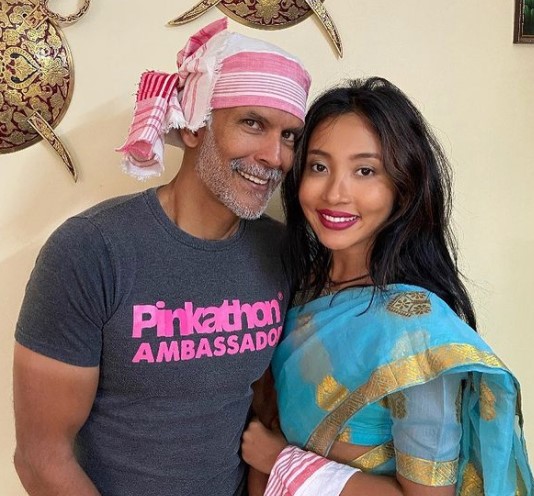 8 Pasangan seleb Bollywood beda usia puluhan tahun, ada Kareena Kapoor