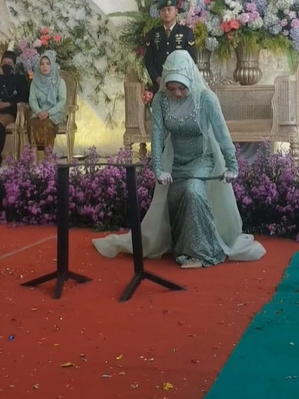 Viral aksi mempelai wanita patahkan besi saat pesta nikah, keren