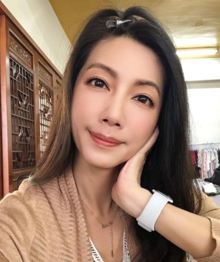10 Potret terbaru Penny Lin drama Twins, menawan di usia 42 tahun