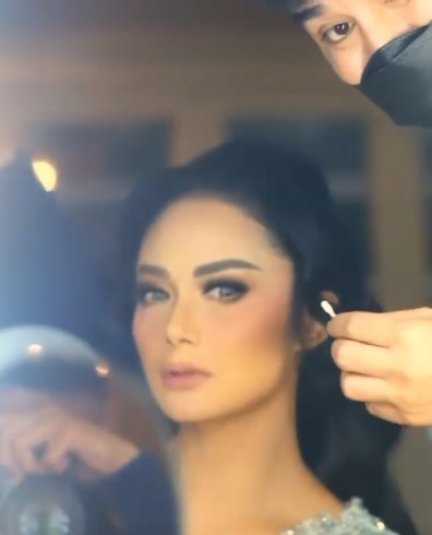 6 Gaya pemotretan Krisdayanti bermakeup tebal, bak artis Bollywood
