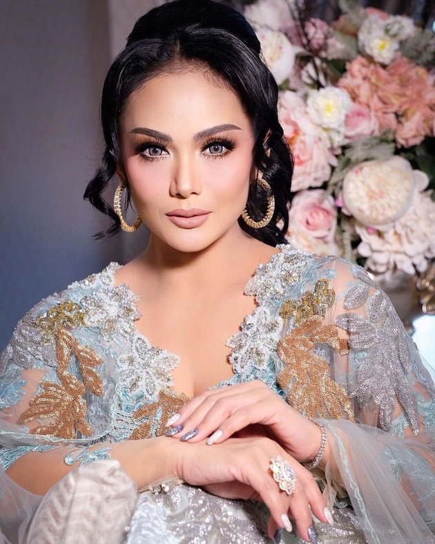 6 Gaya pemotretan Krisdayanti bermakeup tebal, bak artis Bollywood