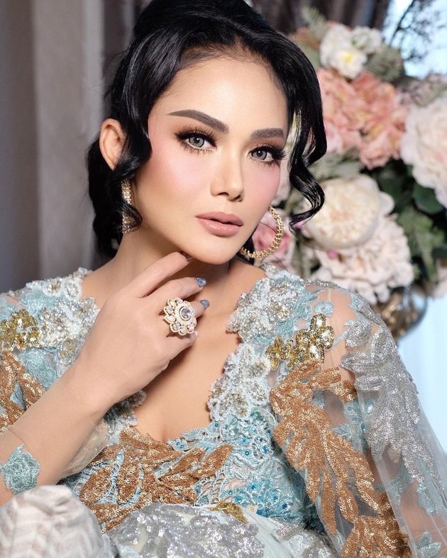 6 Gaya pemotretan Krisdayanti bermakeup tebal, bak artis Bollywood