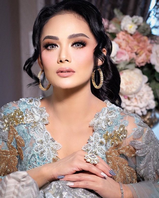 6 Gaya pemotretan Krisdayanti bermakeup tebal, bak artis Bollywood